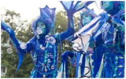 Zeepaardjes Steltenlopers met diepblauwe glans brengen magische onderwatersfeer naar elk evenement. Sierlijk en rustig, perfect voor festivals, ontvangst en winkelcentra. Een betoverende oceaanbeleving.