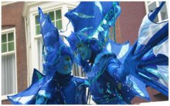 Zeepaardjes Steltenlopers met diepblauwe glans brengen magische onderwatersfeer naar elk evenement. Sierlijk en rustig, perfect voor festivals, ontvangst en winkelcentra. Een betoverende oceaanbeleving.