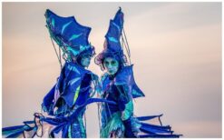 Zeepaardjes Steltenlopers met diepblauwe glans brengen magische onderwatersfeer naar elk evenement. Sierlijk en rustig, perfect voor festivals, ontvangst en winkelcentra. Een betoverende oceaanbeleving.