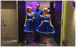 Blue zorgt voor een warm en opvallend welkom op elk evenement. Deze vrolijke act in blauw beweegt soepel tussen het publiek en brengt direct sfeer. Ideaal als ontvangstentertainment of eyecatcher op beurzen. Flexibel inzetbaar en altijd stijlvol. Te boeken als solo, duo of kwartet, passend bij elke setting. Perfect voor festivals, winkelcentra en evenementen met een blauw of reisthema.