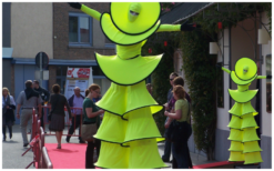 Cirque Colour Steltenlopers: Elegante figuren in roze en geel voor betoverend entertainment op uw event! Flexibele speeltijd en LED-optie beschikbaar.