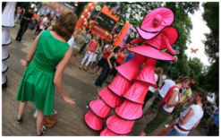 Cirque Colour Steltenlopers: Elegante figuren in roze en geel voor betoverend entertainment op uw event! Flexibele speeltijd en LED-optie beschikbaar.