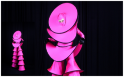 Cirque Colour Steltenlopers: Elegante figuren in roze en geel voor betoverend entertainment op uw event! Flexibele speeltijd en LED-optie beschikbaar.