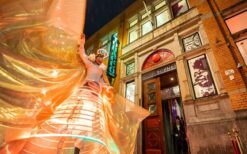 Engel van Licht steltenlopers met grote verlichte vleugels en LED verlichting tijdens een evenement in de avond