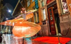 Engel van Licht steltenlopers met grote verlichte vleugels en LED verlichting tijdens een evenement in de avond