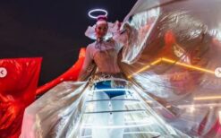 Engel van Licht steltenlopers met grote verlichte vleugels en LED verlichting tijdens een evenement in de avond