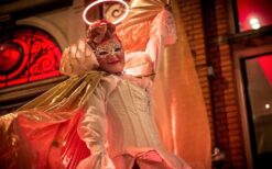 Engel van Licht steltenlopers met grote verlichte vleugels en LED verlichting tijdens een evenement in de avond