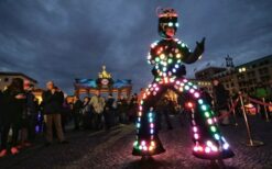 LED steltloper boeken voor festival of event? De LED Prins Steltenloper is een opvallende lichtact met interactieve performance. Ideaal voor avond events, winkelcentra en lichtfestiva