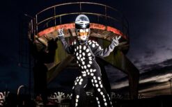 LED steltloper boeken voor festival of event? De LED Prins Steltenloper is een opvallende lichtact met interactieve performance. Ideaal voor avond events, winkelcentra en lichtfestiva