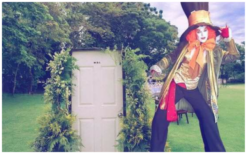 Verbazingwekkende Mad Hatter Steltenloper voor een magische sfeer! Perfect voor elk evenement. Breng Wonderland tot leven!