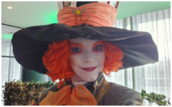 Verbazingwekkende Mad Hatter Steltenloper voor een magische sfeer! Perfect voor elk evenement. Breng Wonderland tot leven!