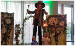 Verbazingwekkende Mad Hatter Steltenloper voor een magische sfeer! Perfect voor elk evenement. Breng Wonderland tot leven!