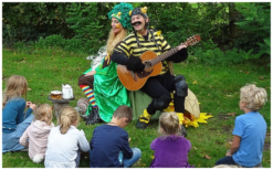 Betoverende theatervoorstelling Muzikale Bij en Vrolijk Rupsje is voor kinderen: 