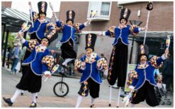 Boek Parade Masque voor stijlvolle parade acts met steltlopers, jongleurs en eenwielers. Perfect voor festivals, winkelcentra en ontvangstentertainment!