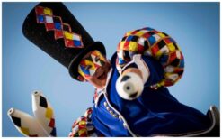 Boek Parade Masque voor stijlvolle parade acts met steltlopers, jongleurs en eenwielers. Perfect voor festivals, winkelcentra en ontvangstentertainment!