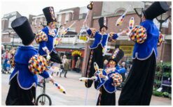 Boek Parade Masque voor stijlvolle parade acts met steltlopers, jongleurs en eenwielers. Perfect voor festivals, winkelcentra en ontvangstentertainment!