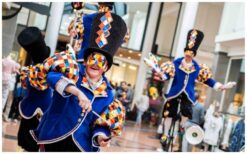 Boek Parade Masque voor stijlvolle parade acts met steltlopers, jongleurs en eenwielers. Perfect voor festivals, winkelcentra en ontvangstentertainment!