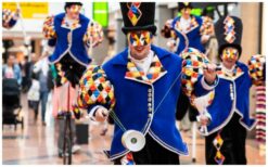 Boek Parade Masque voor stijlvolle parade acts met steltlopers, jongleurs en eenwielers. Perfect voor festivals, winkelcentra en ontvangstentertainment!