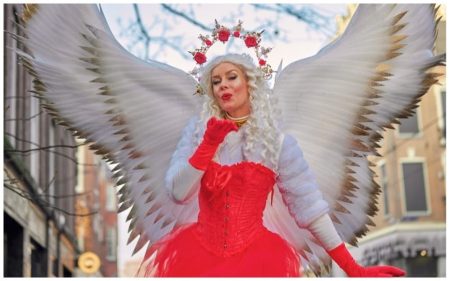 Rode Engelen Steltenlopers: Warmte en magie op stelten! ❤️✨ De Rode Engelen Steltenlopers brengen een bijzondere sfeer naar elk (kerst)evenement. Met hun opvallende rode kostuums en uitgestrekte vleugels zorgen ze voor een indrukwekkend schouwspel. Ze stralen positiviteit uit en laten een blijvende indruk achter op het publiek. Naast hun visuele pracht delen ze mooie (kerst)wensen en versterken ze de sfeer met muzikale begeleiding. Perfect voor beurzen, openingen en winterse festiviteiten. Boek nu en geef jouw evenement een hartverwarmende en onvergetelijke touch!