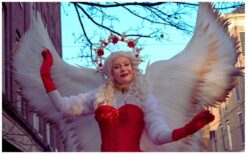 Rode Engelen Steltenlopers: Warmte en magie op stelten! ❤️✨ De Rode Engelen Steltenlopers brengen een bijzondere sfeer naar elk (kerst)evenement. Met hun opvallende rode kostuums en uitgestrekte vleugels zorgen ze voor een indrukwekkend schouwspel. Ze stralen positiviteit uit en laten een blijvende indruk achter op het publiek. Naast hun visuele pracht delen ze mooie (kerst)wensen en versterken ze de sfeer met muzikale begeleiding. Perfect voor beurzen, openingen en winterse festiviteiten. Boek nu en geef jouw evenement een hartverwarmende en onvergetelijke touch!