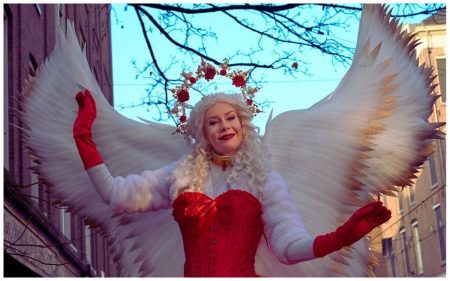 Rode Engelen Steltenlopers: Warmte en magie op stelten! ❤️✨ De Rode Engelen Steltenlopers brengen een bijzondere sfeer naar elk (kerst)evenement. Met hun opvallende rode kostuums en uitgestrekte vleugels zorgen ze voor een indrukwekkend schouwspel. Ze stralen positiviteit uit en laten een blijvende indruk achter op het publiek. Naast hun visuele pracht delen ze mooie (kerst)wensen en versterken ze de sfeer met muzikale begeleiding. Perfect voor beurzen, openingen en winterse festiviteiten. Boek nu en geef jouw evenement een hartverwarmende en onvergetelijke touch!