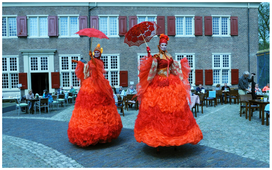 Ervaar betovering met Rode Koninginnen Steltenlopers: LED-gloed, veelzijdig inzetbaar op elk evenement! Boek nu voor vuurrood spektakel!