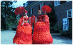 Ervaar betovering met Rode Koninginnen Steltenlopers: LED-gloed, veelzijdig inzetbaar op elk evenement! Boek nu voor vuurrood spektakel!