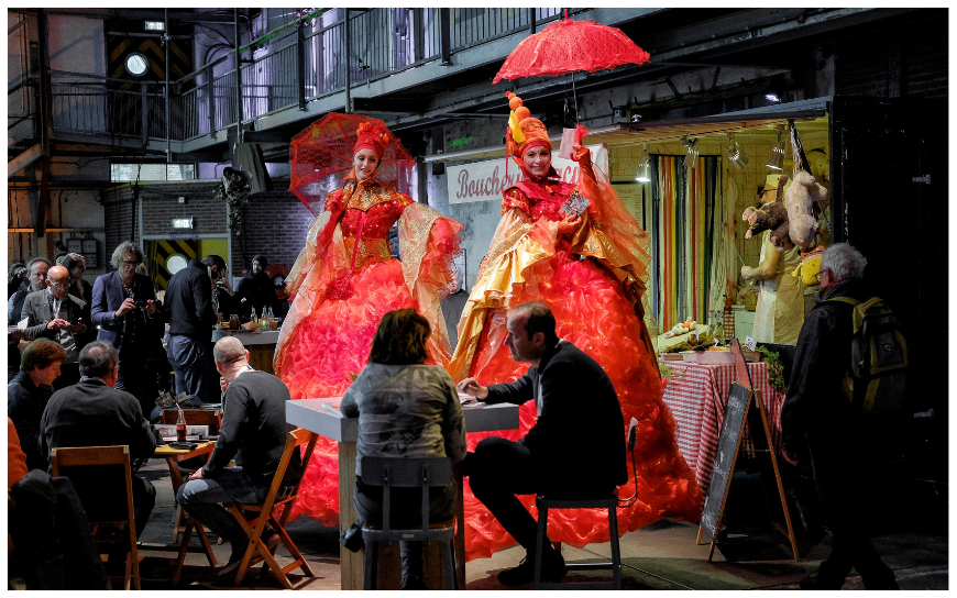 Ervaar betovering met Rode Koninginnen Steltenlopers: LED-gloed, veelzijdig inzetbaar op elk evenement! Boek nu voor vuurrood spektakel!