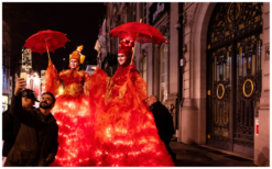 Ervaar betovering met Rode Koninginnen Steltenlopers: LED-gloed, veelzijdig inzetbaar op elk evenement! Boek nu voor vuurrood spektakel!