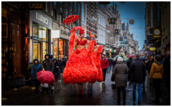 Ervaar betovering met Rode Koninginnen Steltenlopers: LED-gloed, veelzijdig inzetbaar op elk evenement! Boek nu voor vuurrood spektakel!
