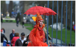 Ervaar betovering met Rode Koninginnen Steltenlopers: LED-gloed, veelzijdig inzetbaar op elk evenement! Boek nu voor vuurrood spektakel!