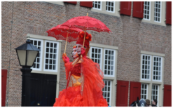 Ervaar betovering met Rode Koninginnen Steltenlopers: LED-gloed, veelzijdig inzetbaar op elk evenement! Boek nu voor vuurrood spektakel!