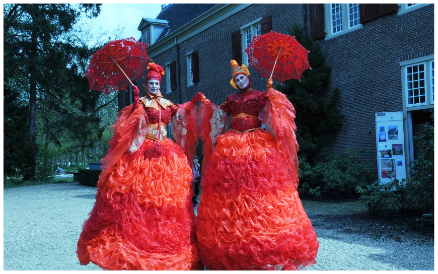 Ervaar betovering met Rode Koninginnen Steltenlopers: LED-gloed, veelzijdig inzetbaar op elk evenement! Boek nu voor vuurrood spektakel!