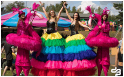 Kleurrijke Regenboog Steltenlopers brengen een explosie van kleur, energie en vrolijkheid naar elk evenement. Perfect voor festivals, ontvangst, winkelcentra en kinderentertainment. Een levendig visueel spektakel.