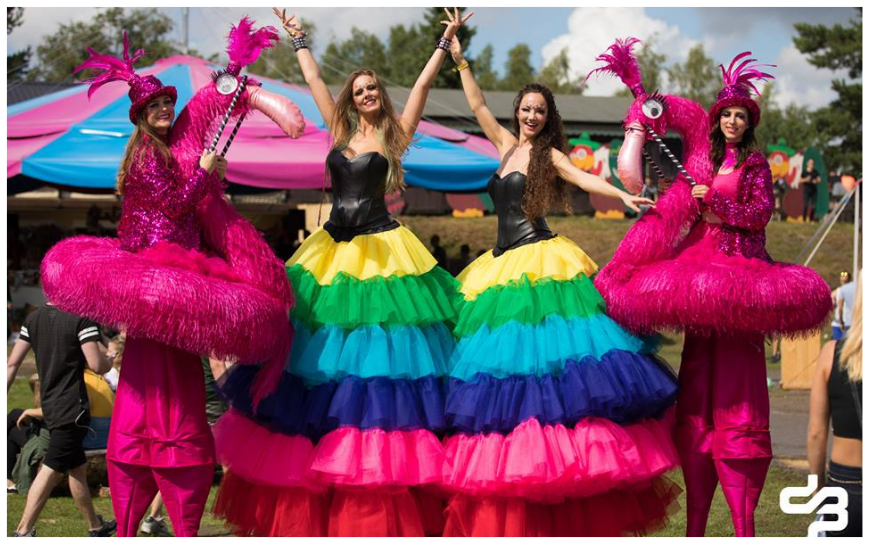Kleurrijke Regenboog Steltenlopers brengen een explosie van kleur, energie en vrolijkheid naar elk evenement. Perfect voor festivals, ontvangst, winkelcentra en kinderentertainment. Een levendig visueel spektakel.