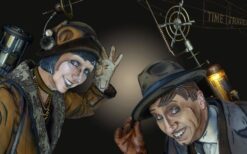 De Tijdreizigers zijn een fantasierijke straattheateract die het publiek meeneemt op een reis door verschillende tijdperken. Mobiel entertainment vol interactie, perfect voor festivals, winkelcentra en evenementen.