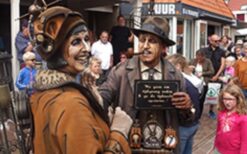 De Tijdreizigers zijn een fantasierijke straattheateract die het publiek meeneemt op een reis door verschillende tijdperken. Mobiel entertainment vol interactie, perfect voor festivals, winkelcentra en evenementen.