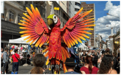 Laat je publiek onderdompelen in de kleurrijke pracht van de Vrolijke Papegaaien Steltenlopers en creëer een onvergetelijke ervaring vol dans, kleur, en ondeugende humor!