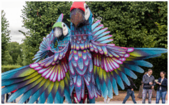 Laat je publiek onderdompelen in de kleurrijke pracht van de Vrolijke Papegaaien Steltenlopers en creëer een onvergetelijke ervaring vol dans, kleur, en ondeugende humor!