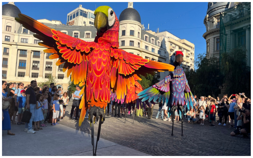Laat je publiek onderdompelen in de kleurrijke pracht van de Vrolijke Papegaaien Steltenlopers en creëer een onvergetelijke ervaring vol dans, kleur, en ondeugende humor!