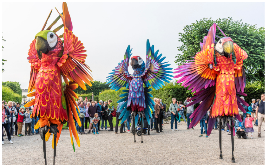 Laat je publiek onderdompelen in de kleurrijke pracht van de Vrolijke Papegaaien Steltenlopers en creëer een onvergetelijke ervaring vol dans, kleur, en ondeugende humor!