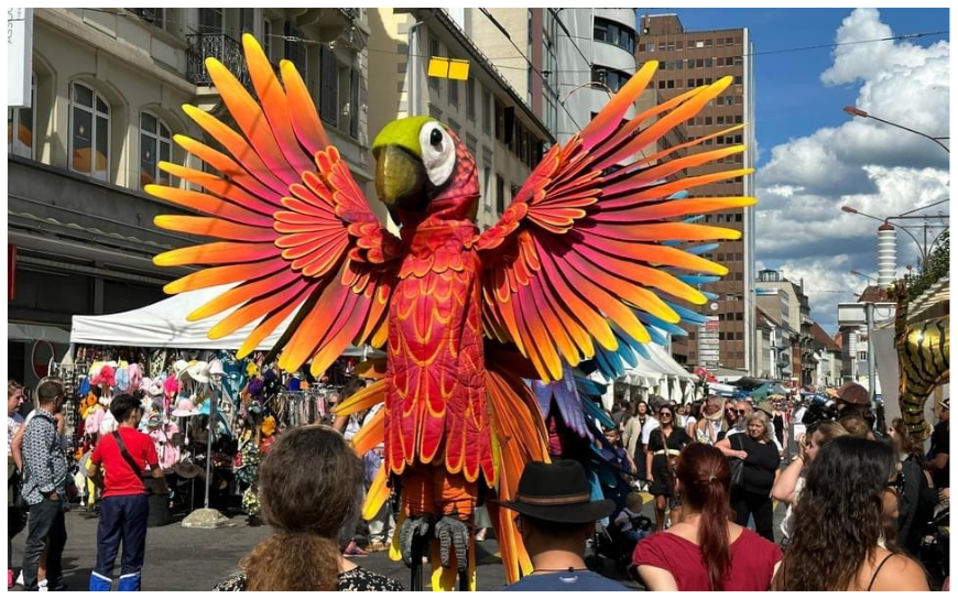 Laat je publiek onderdompelen in de kleurrijke pracht van de Vrolijke Papegaaien Steltenlopers en creëer een onvergetelijke ervaring vol dans, kleur, en ondeugende humor!
