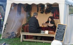 Waarzegster met tarotkaarten en runen geeft interactieve readings op event. Spirituele animatie act met persoonlijke aandacht, wensritueel en workshops, ideaal voor festival en bedrijfsfeest.