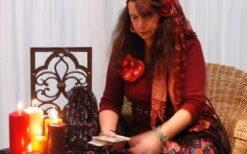 Waarzegster met tarotkaarten en runen geeft interactieve readings op event. Spirituele animatie act met persoonlijke aandacht, wensritueel en workshops, ideaal voor festival en bedrijfsfeest.