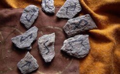 Waarzegster met tarotkaarten en runen geeft interactieve readings op event. Spirituele animatie act met persoonlijke aandacht, wensritueel en workshops, ideaal voor festival en bedrijfsfeest.