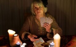 Waarzegster met tarotkaarten en runen geeft interactieve readings op event. Spirituele animatie act met persoonlijke aandacht, wensritueel en workshops, ideaal voor festival en bedrijfsfeest.