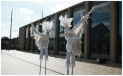 Ervaar betovering met de metershoge Witte Vredes Duifjes Steltenlopers. Symbolen van hoop en liefde voor diverse evenementen. Boek nu voor een visueel spektakel!