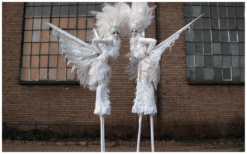 Ervaar betovering met de metershoge Witte Vredes Duifjes Steltenlopers. Symbolen van hoop en liefde voor diverse evenementen. Boek nu voor een visueel spektakel!