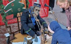 De Aap met het Kleinste Orgeltje is een unieke straattheateract met een minidraaiorgel en levensechte aap. Mobiel entertainment vol humor en verwondering, perfect voor winkelcentra, kerstmarkten en evenementen.