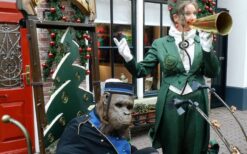 De Aap met het Kleinste Orgeltje is een unieke straattheateract met een minidraaiorgel en levensechte aap. Mobiel entertainment vol humor en verwondering, perfect voor winkelcentra, kerstmarkten en evenementen.